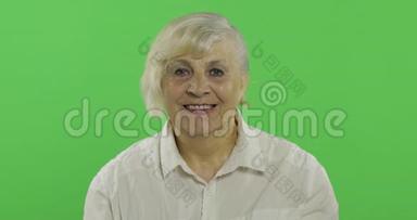 快乐的老太太微笑着。 快乐的<strong>老奶奶</strong>。 铬键